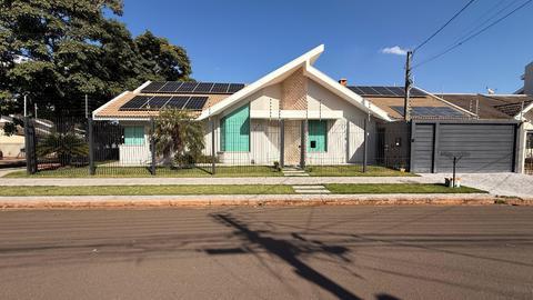 Casa à venda em Maringá, Jardim Iguaçu, com 3 quartos, com 215 m²